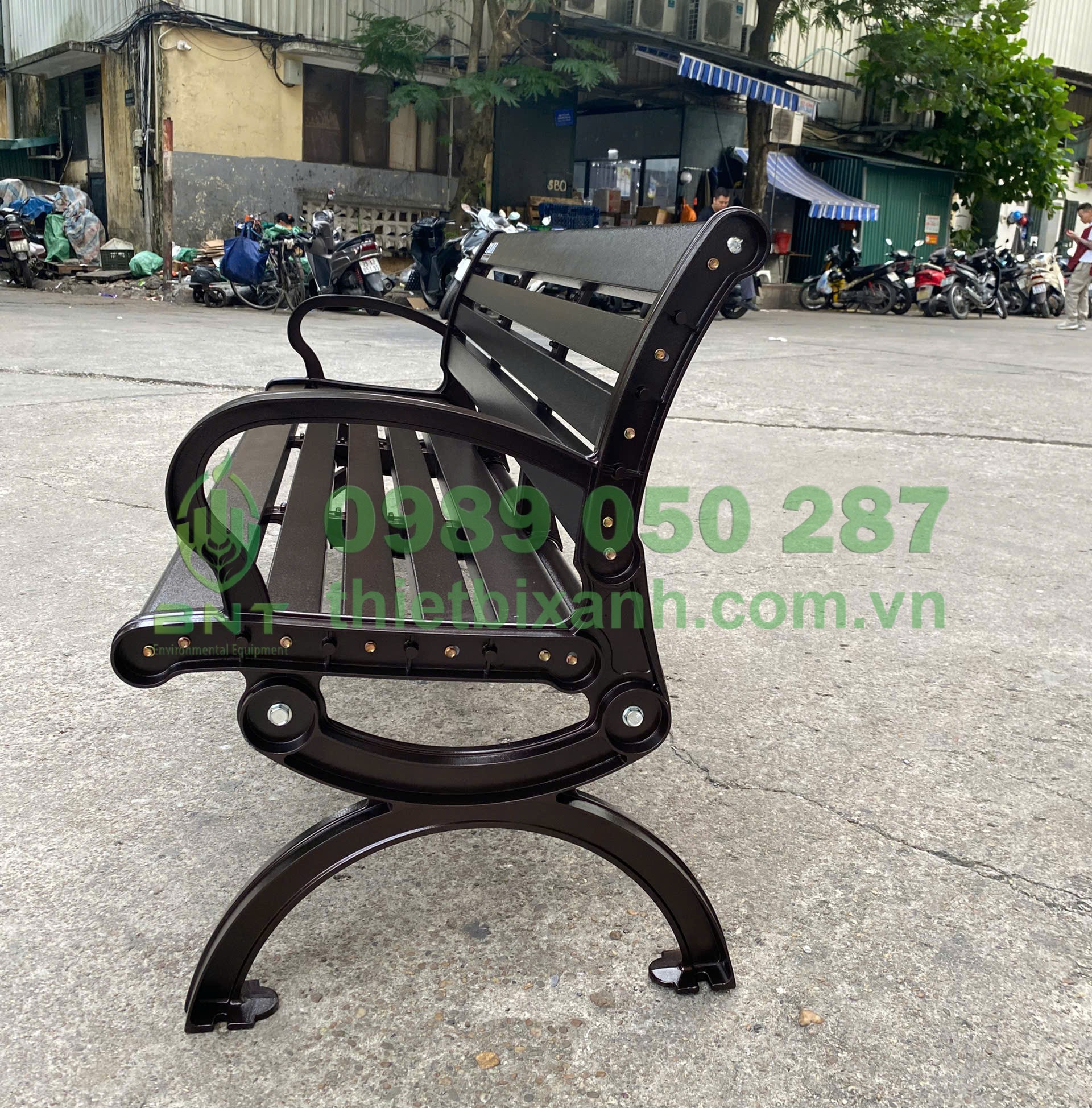 Chân ghế chắc chắn, có thể cố định xuống nền sàn bằng ốc vít