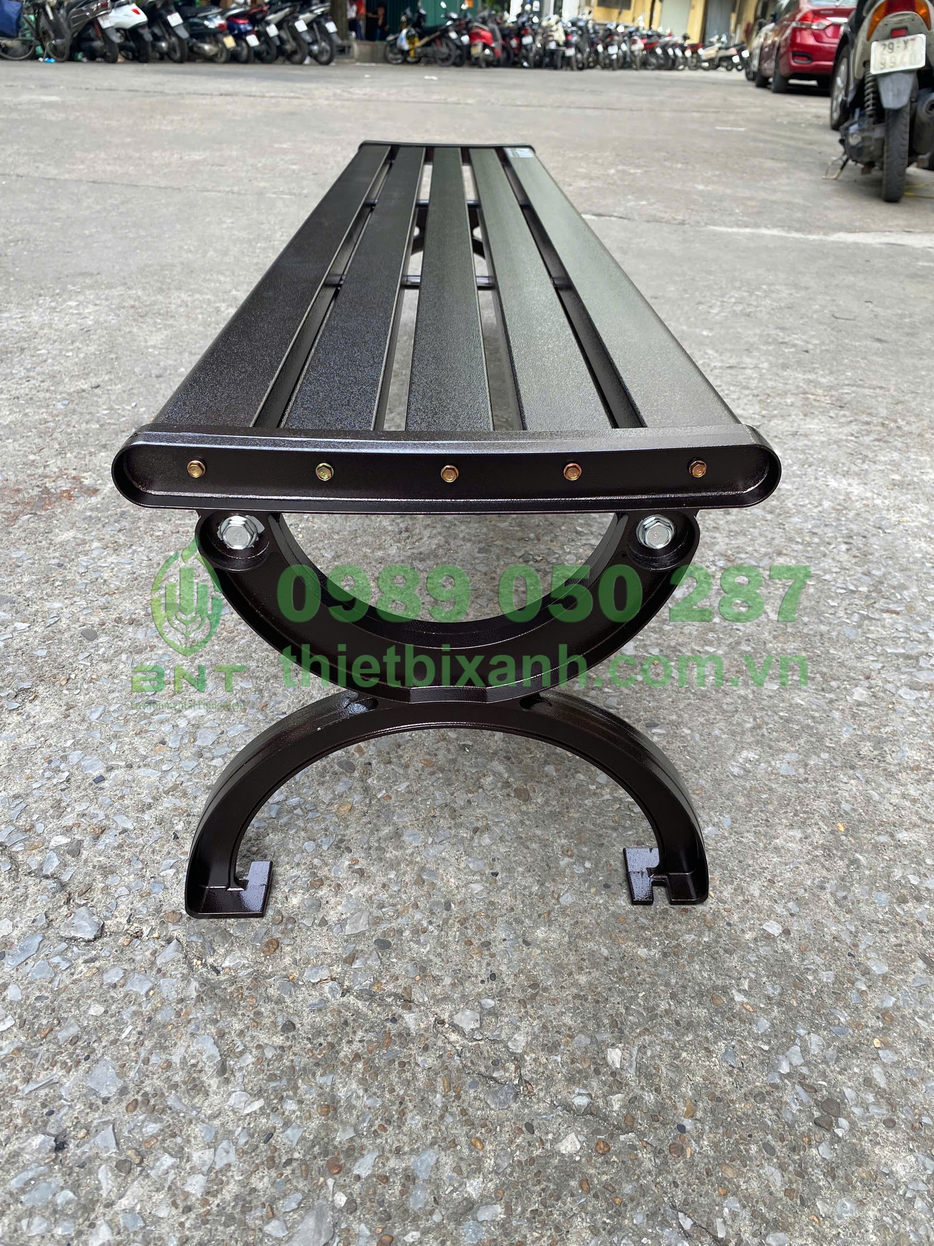 Ghế băng nhôm đúc không tựa lưng có chân ghế chắc chăn, có thể cố định bằng ốc vít xuống nền sàn