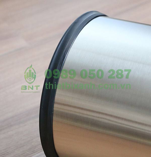 Chân đế được bọc gia cố thêm lớp cao su giúp thùng rác đứng vững, tránh xước mặt sàn