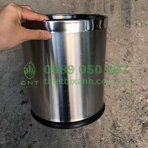 Bên ngoài sọt rác được làm bằng inox cao cấp bền bỉ, chống gỉ sét