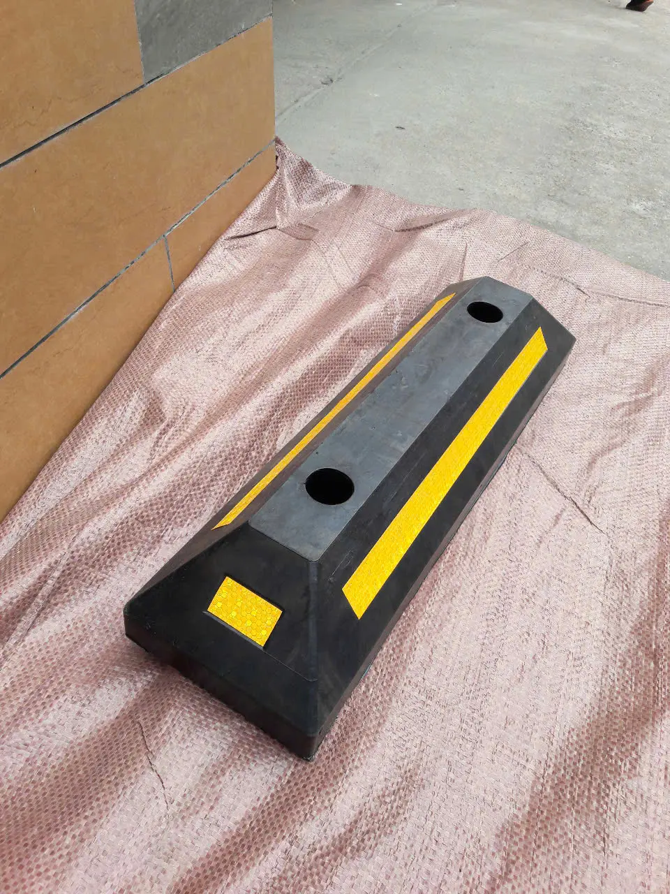 Chặn Lùi Xe Cao Su