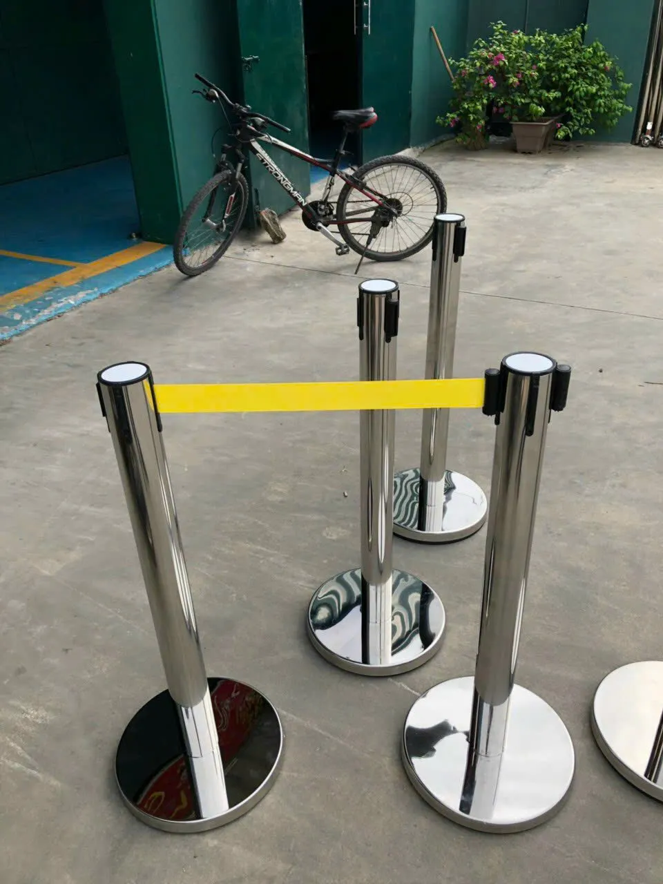 Cột Chắn Inox Dây Kéo Cao Cấp