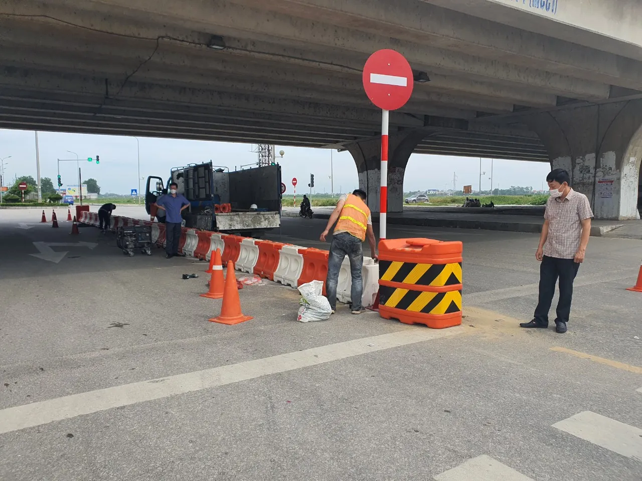 Dải phân cách di động HDPE – Gắn biển chỉ hướng tiện lợi