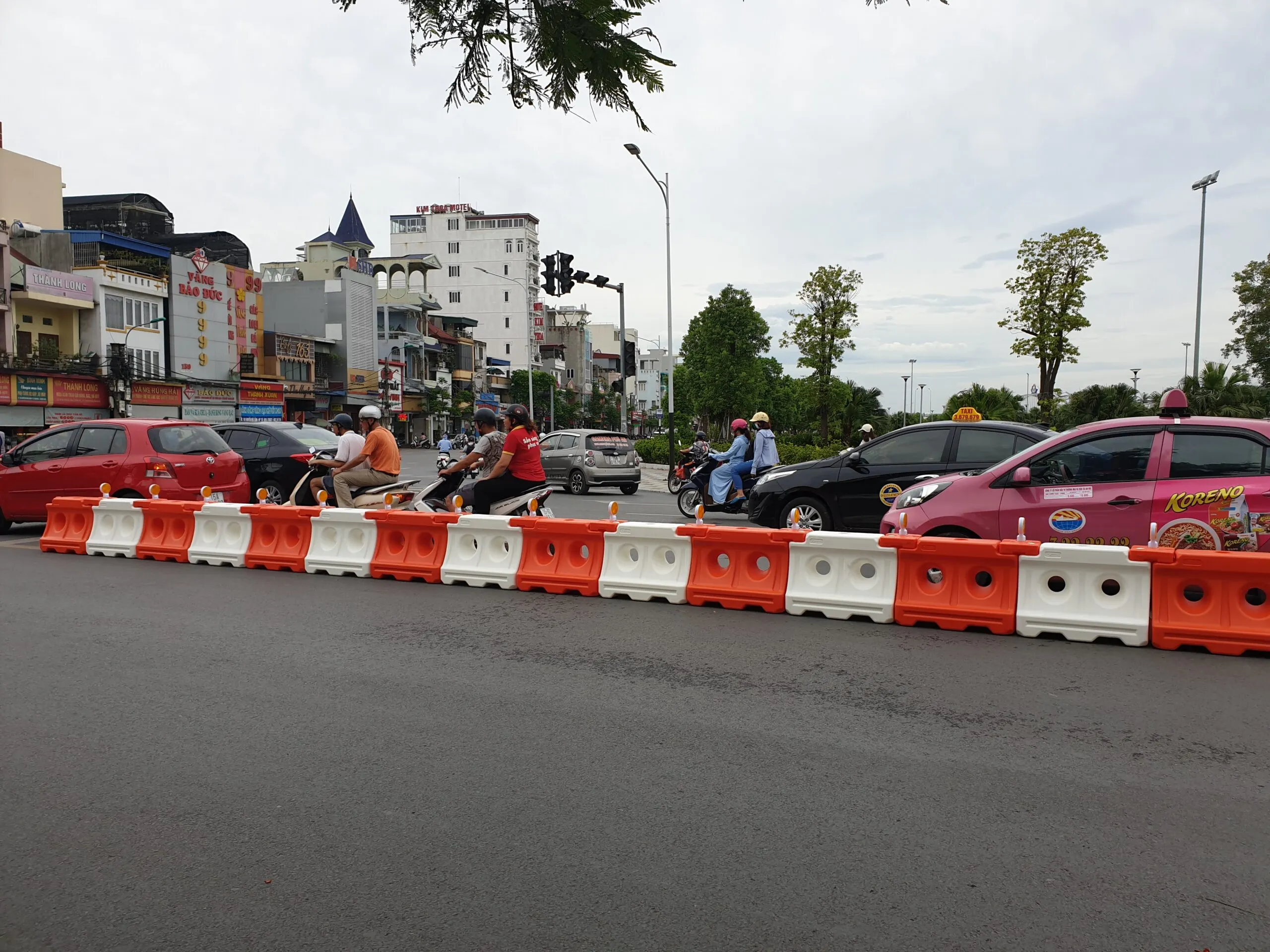 Dải phân cách di động HDPE – Gắn biển chỉ hướng tiện lợi