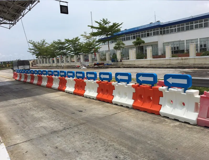 Dải phân cách di động HDPE – Gắn biển chỉ hướng tiện lợi