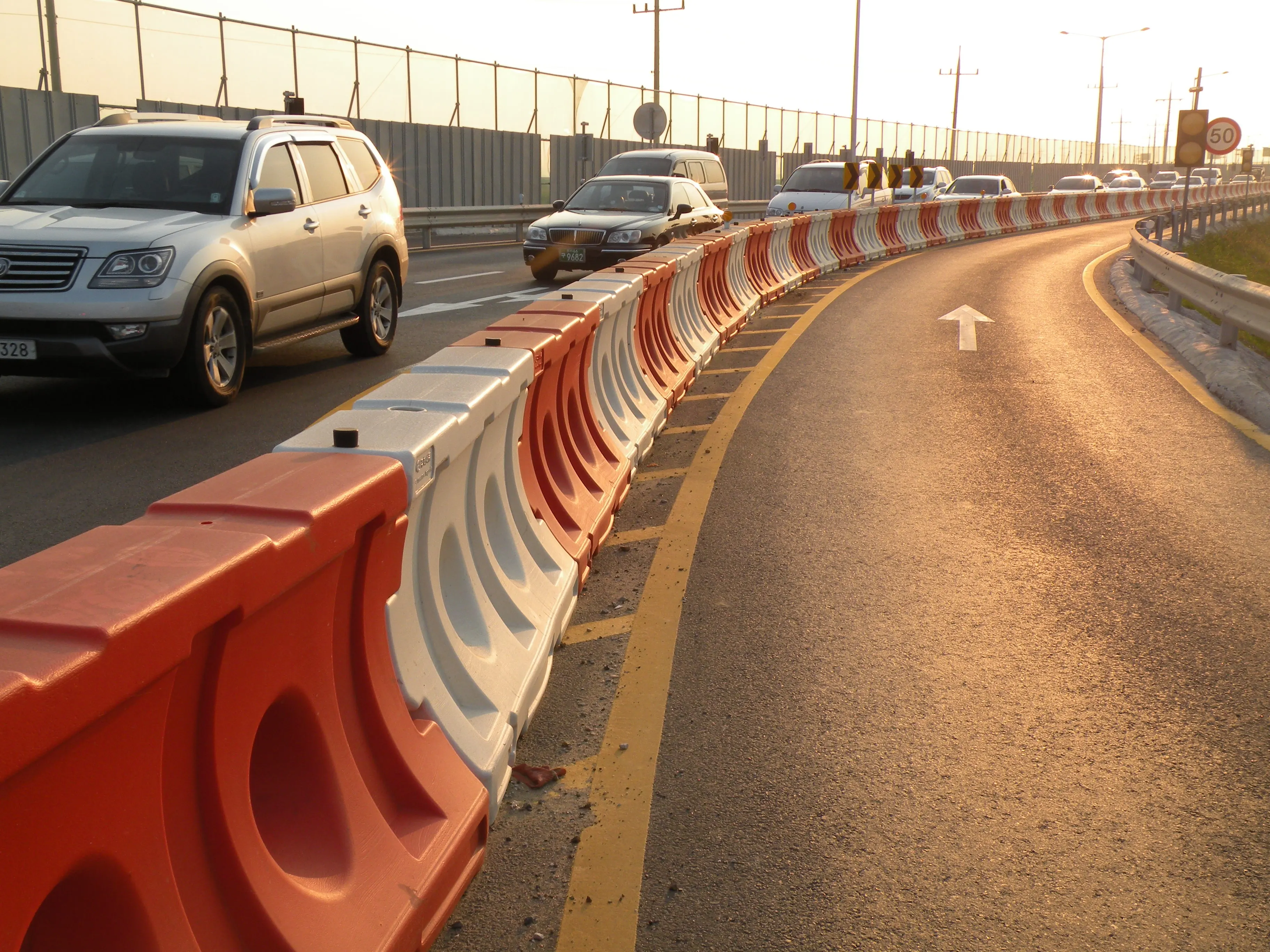 Dải phân cách di động HDPE – Gắn biển chỉ hướng tiện lợi