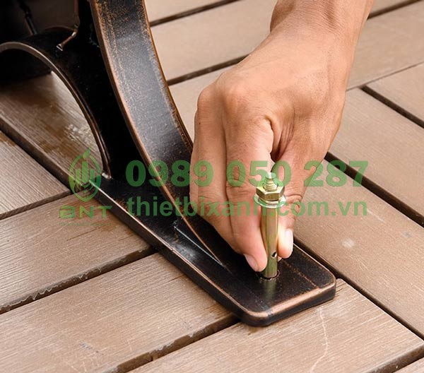 Chân ghế chắc chắn có thể gia cố để cố định ghế bằng ốc vít xuống mặt sàn