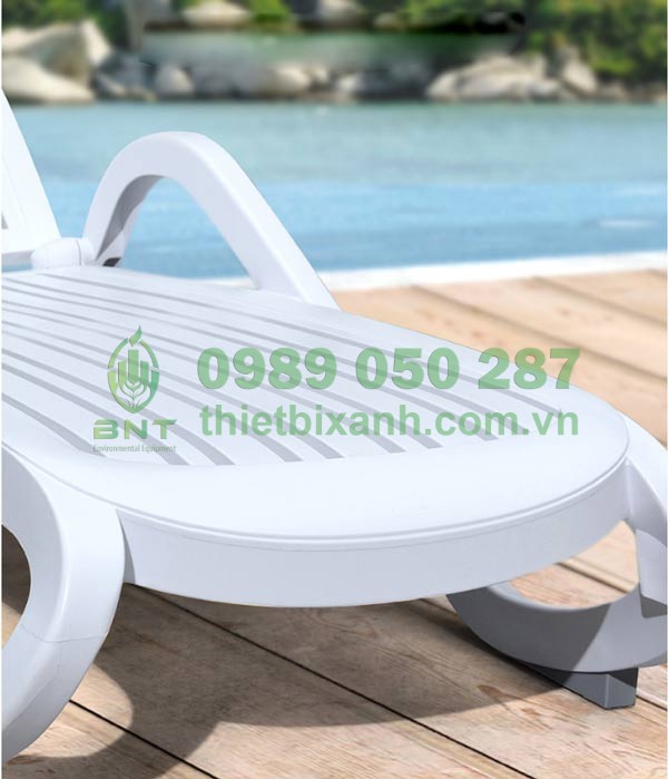 Thiết kế mặt ghế thông minh giúp thoát nước tốt phù hợp sử dụng tại hồ bơi