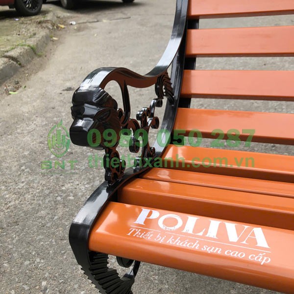 Hình ảnh tay ghế họa tiết hình đầu hổ