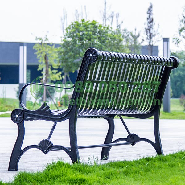 Ghế công viên có họa tiết đơn giản, không quá cầu kì tạo nên vẻ đẹp hài hòa với không gian