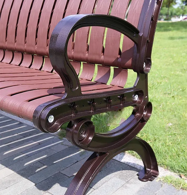 Chân ghế được thiết kế chắc chắn, có thể cố định xuống mặt sàn bằng ốc vít