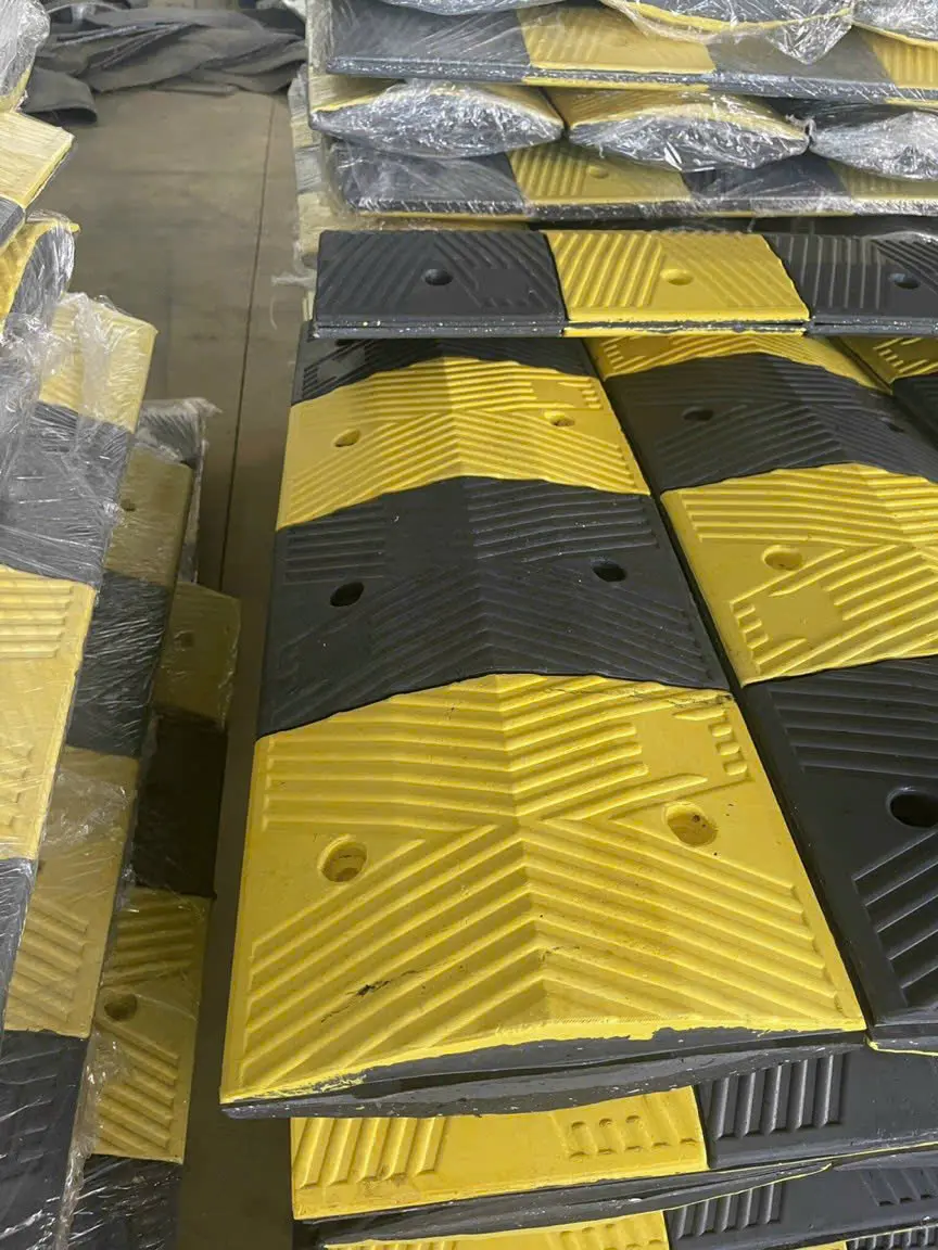 Gờ Giảm Tốc Cao Su - thietbixanh.com.vn