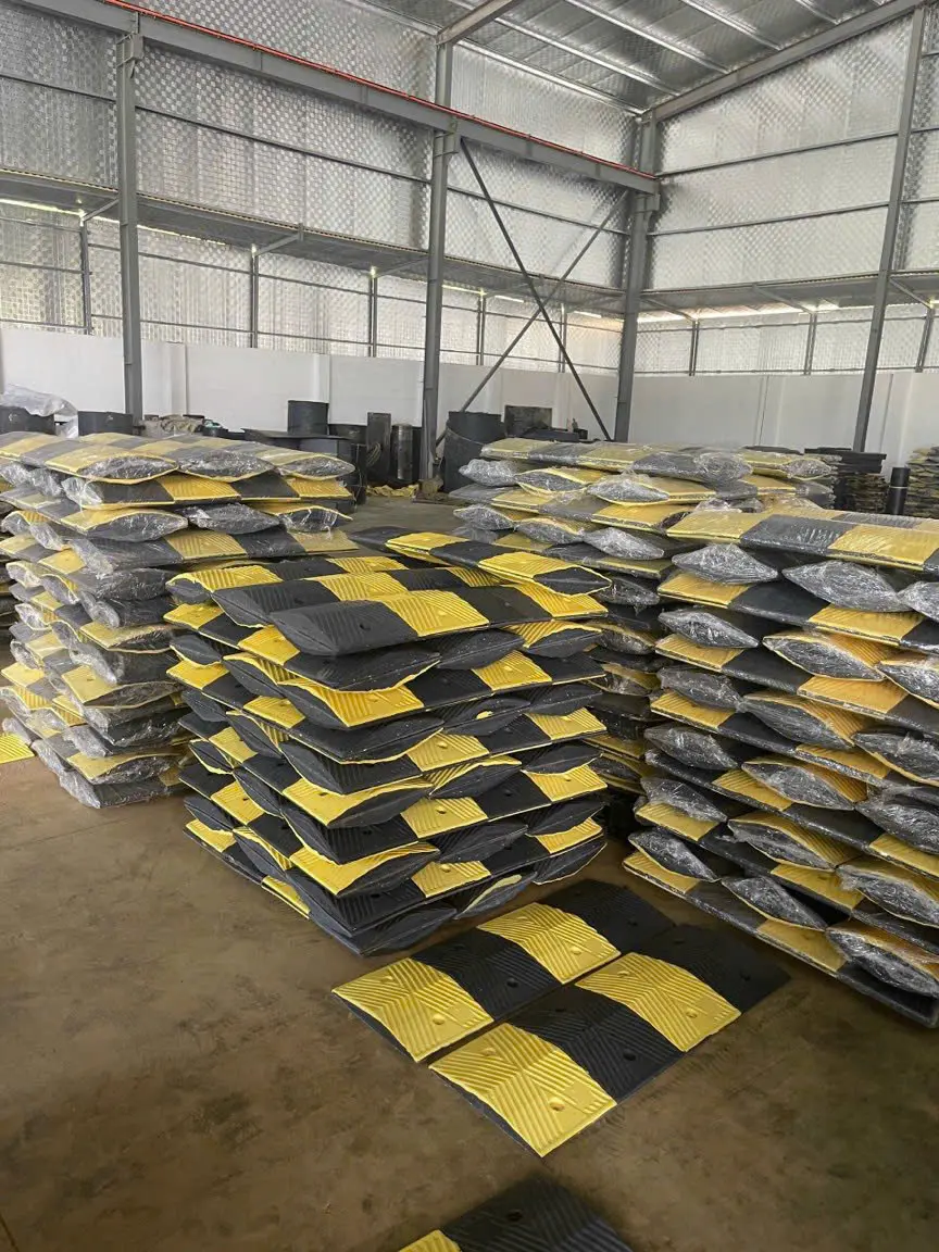 Gờ Giảm Tốc Cao Su - thietbixanh.com.vn