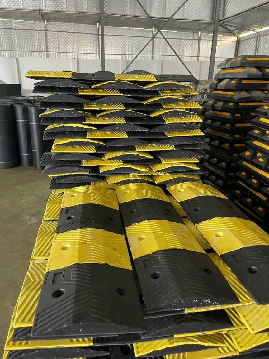 Gờ Giảm Tốc Cao Su - thietbixanh.com.vn