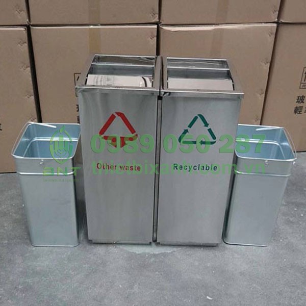 Thùng rác có thùng tôn hoa bên trong giúp việc xử lý rác thải khi đầy nhanh chóng, dễ dàng
