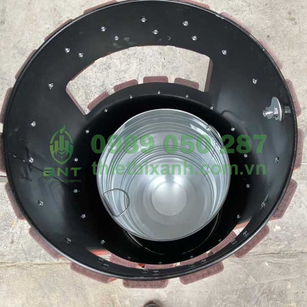 Hình ảnh thùng tôn hoa bên trong thùng rác giả gỗ