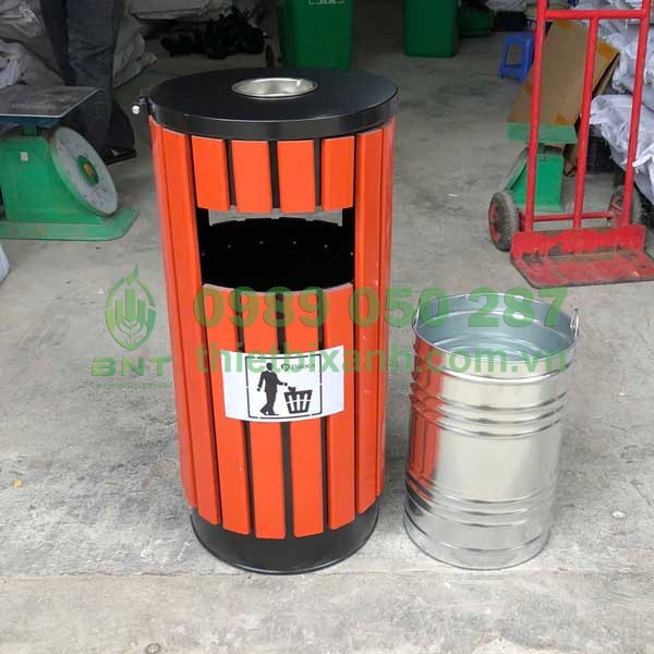 Thùng rác giả gỗ ngoài trời có gạt tàn ngăn bỏ rác được bố trí thông minh, tiện dụng