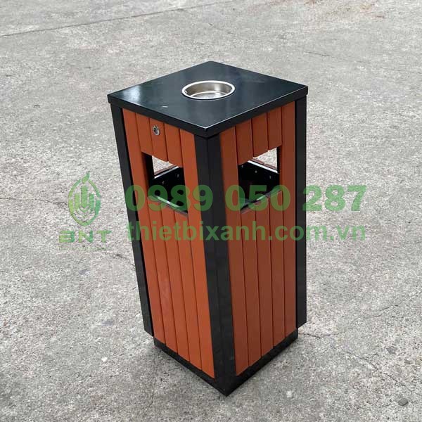 Thùng rác gỗ vuông có gạt tàn có thiết kế đẹp mắt phù hợp sử dụng trong không gian công cộng
