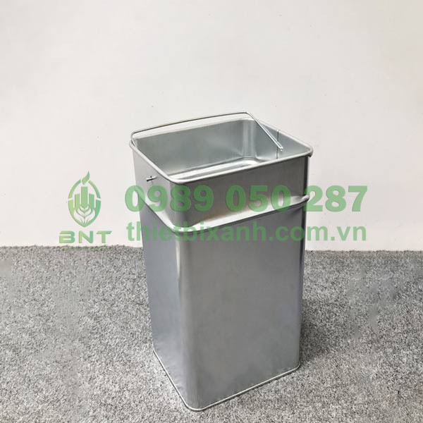 Thùng tôn thiết kế có quai sách giúp người sử dụng vệ sinh rác thải khi đầy 1 cách nhanh chóng