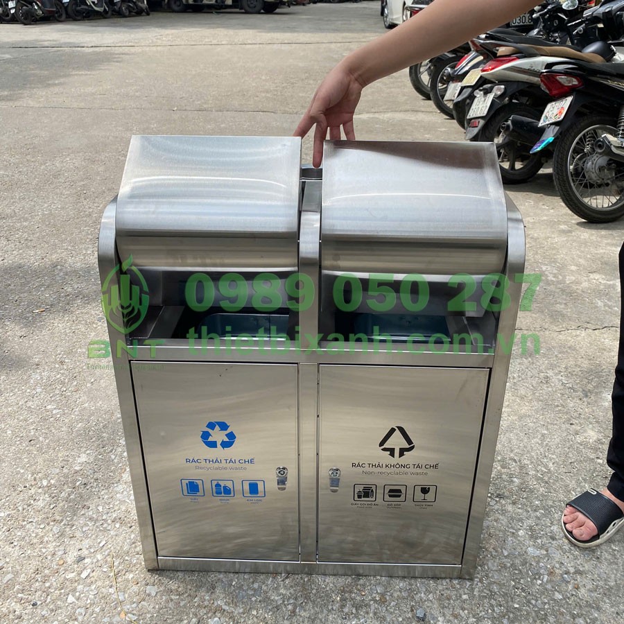 Thùng rác có nắp đẩy tiện lợi khi sử dụng