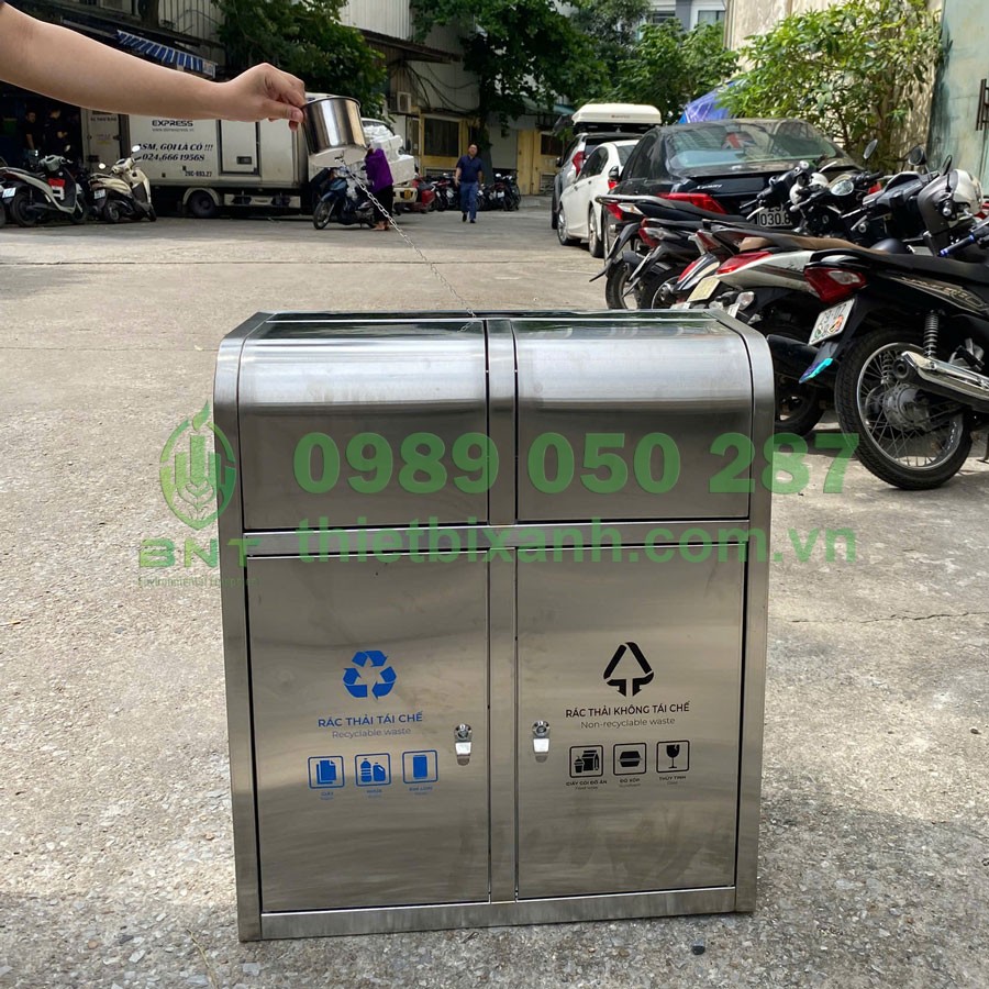 Thùng rác được tích hợp khay gạt tàn inox trên nóc thùng