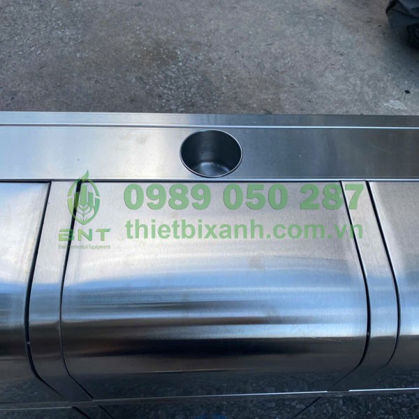 Thùng rác 3 ngăn bằng inox có thiết kế thêm khay gạt tàn