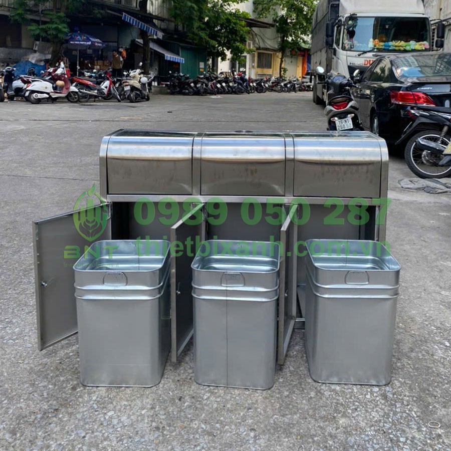 Hình ảnh thùng tôn bên trong thùng rác có thiết kế thêm quai sách tiện lợi