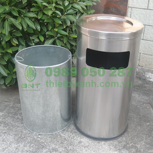 Thùng tôn hoa bên trong thùng rác giúp vệ sinh rác thải nhanh chóng, dễ dàng
