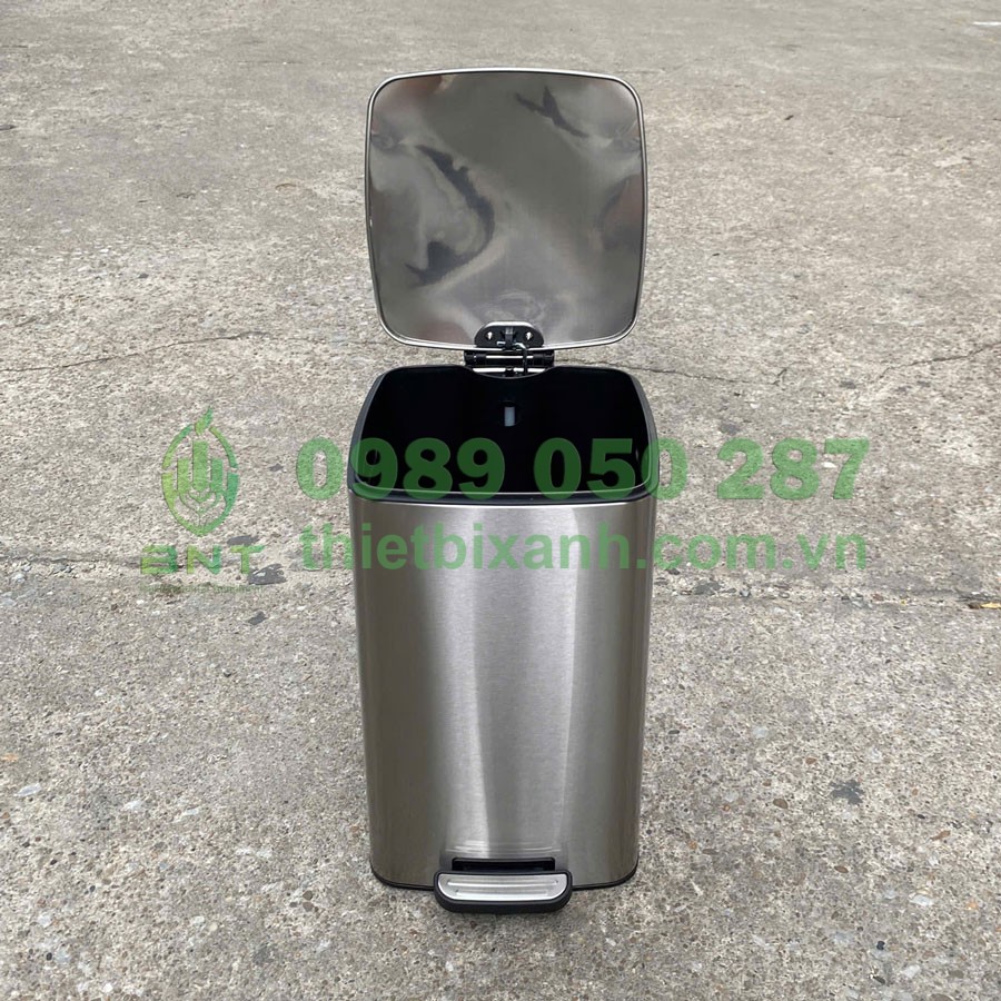 Cơ chế đạp chân mở nắp thùng rác nhanh chóng, tiện dụng