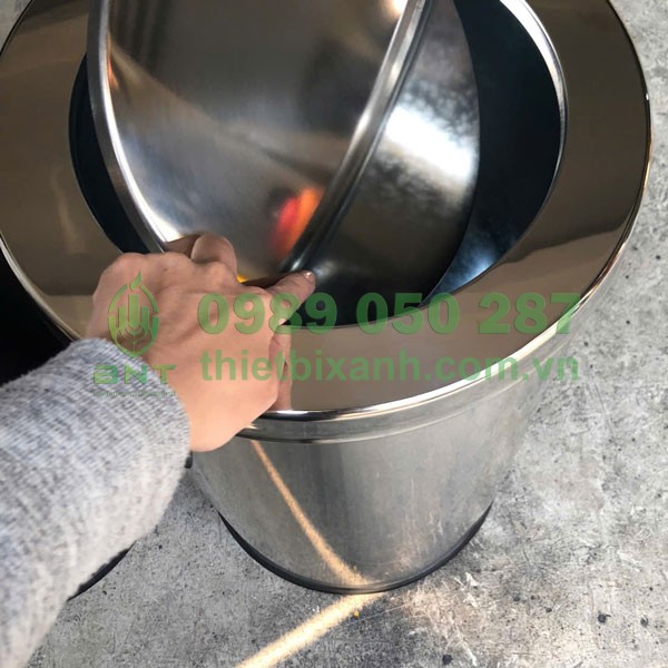 Thùng rác có nắp lật tiện lợi, dễ dàng sử dụng