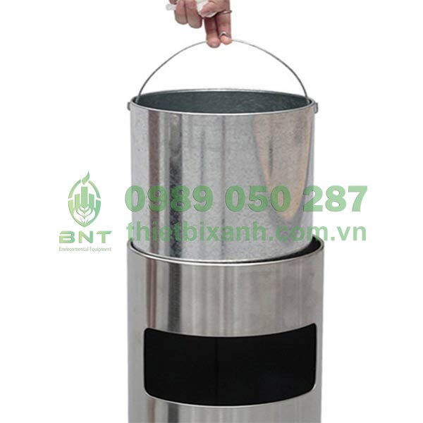 Thùng tôn hoa bên trong có quai sách giúp vệ sinh rác thải khi đầy nhanh chóng