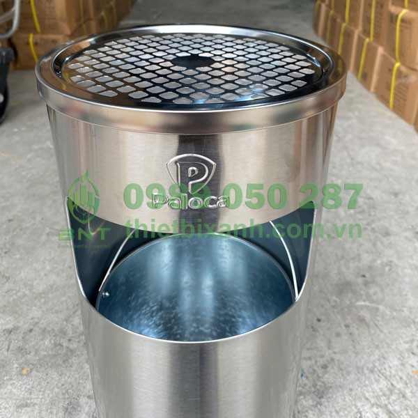 Ngăn bỏ rác thiết kế bên hông thùng
