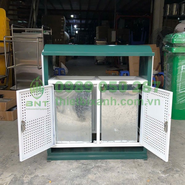 Thùng tôn bên trong giúp người sử dụng đễ dàng vệ sinh rác thải khi thùng rác đầy