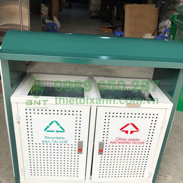 Thùng rác có 2 ngăn phân loại rác thải phù hợp sử dụng môi trường công cộng