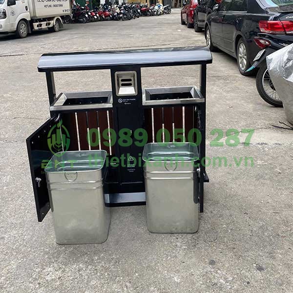 Thùng tôn hoa bên trong thùng rác giúp người dùng vệ sinh rác thải dễ dàng, nhanh chóng