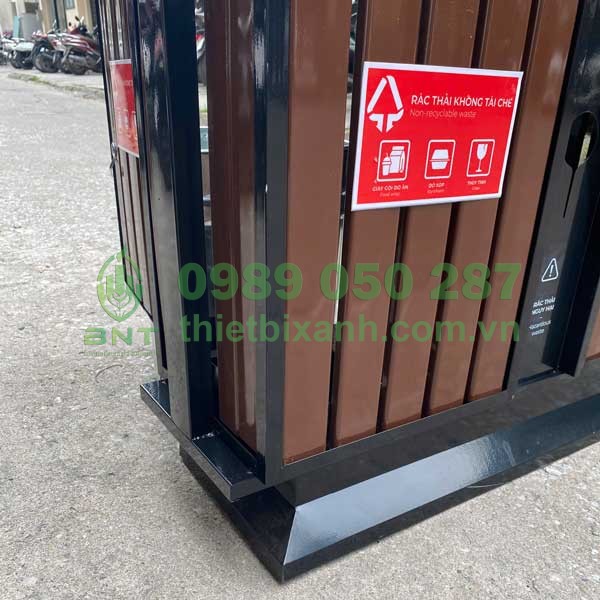 Chất liệu thép sơn tĩnh điện kết hợp với nan nhựa giả gỗ bền bỉ, chịu mọi yếu tố thời tiết ngoài trời