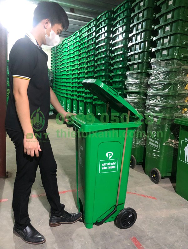Thiết kế đạp chân mở nắp thùng rác tiện lợi, dễ dàng sử dụng