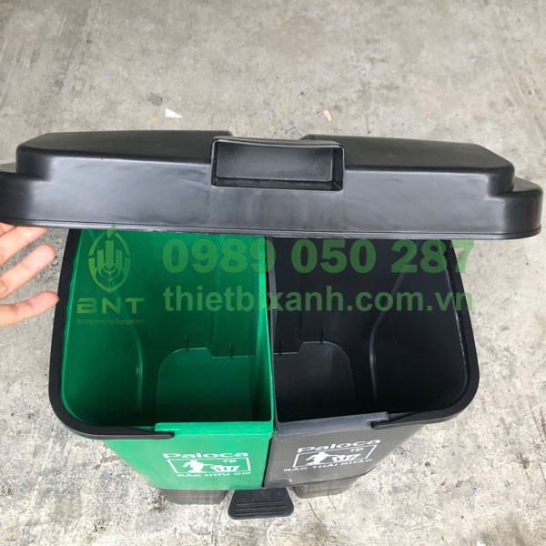 Thùng rác được thiết kế 2 ngăn phân loại rác, mỗi ngăn chứa có dung tích 30L