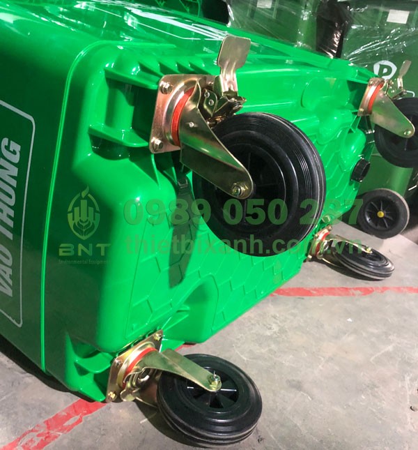 Thùng rác nhựa lớn được trang bị 4 bánh xe có khóa an toàn hỗ trợ di chuyển dễ dàng