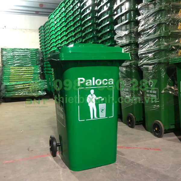 Thùng rác nhựa 240 lít được làm từ nhựa HDPE cao cấp, bền bỉ, chịu lực tốt