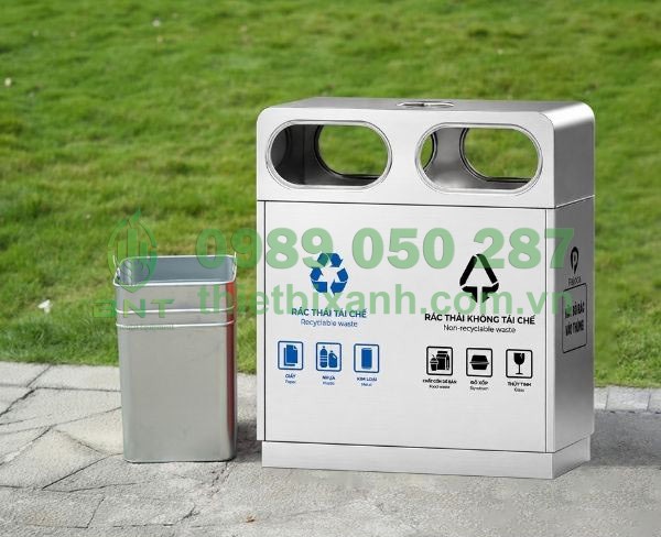 Thùng tôn hoa bên trong giúp người vệ sinh rác thải bên trong 1 cách nhanh chóng, đơn giản