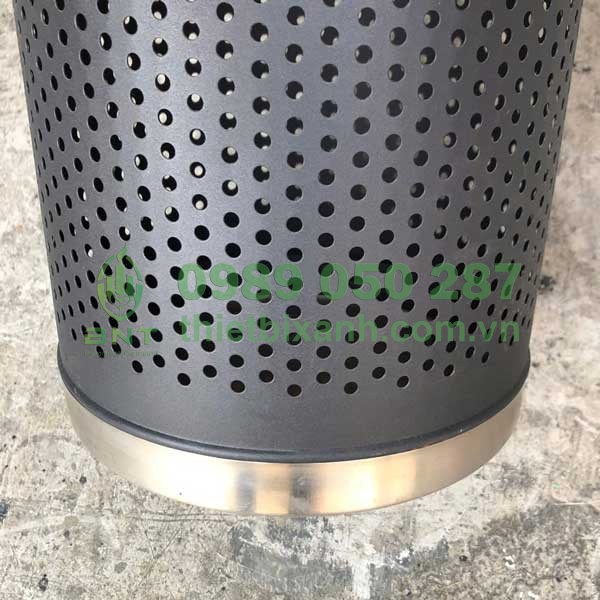 Chân đế thùng rác được làm bằng inox có 2 màu sắc để lựa chọn