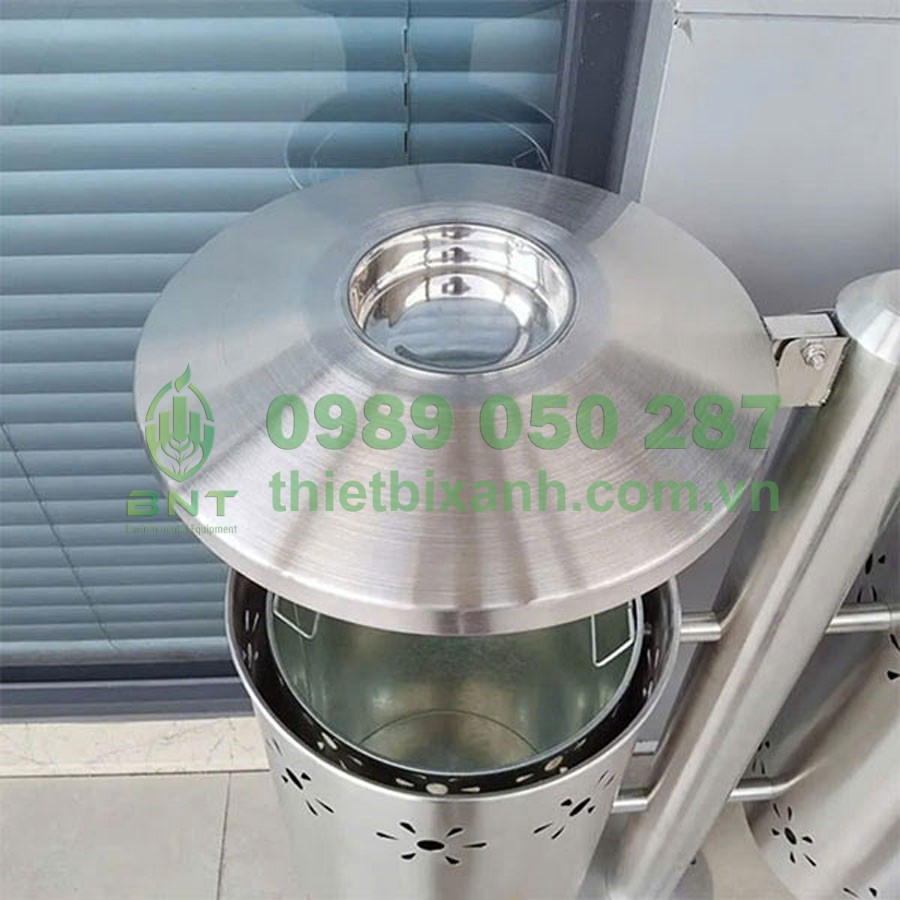 Thiết kế khay gạt tàn trên mái che thùng rác tiện lợi