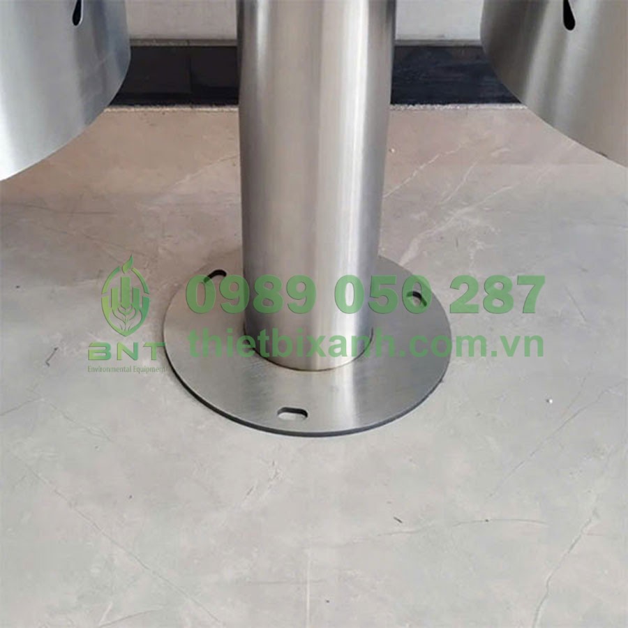Chân đế dạng hình trụ cột được cố định xuống nền sàn bằng ốc vít