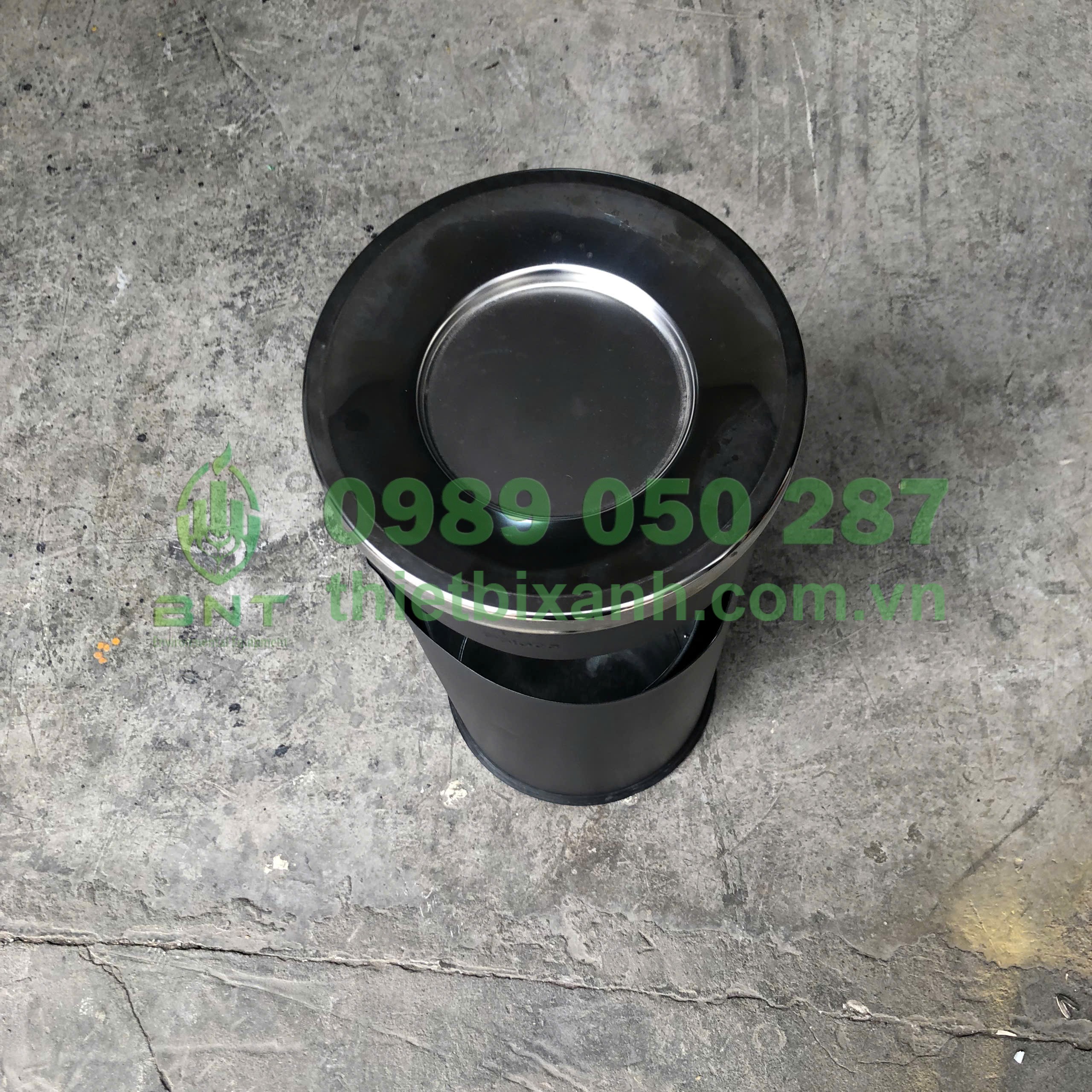 Khay gạt tàn tròn được bố trí nóc thùng rác