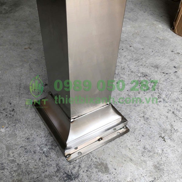 Chân đế được thiết kế chắc chắn, có thể cố định xuống nền sàn bằng ốc vít