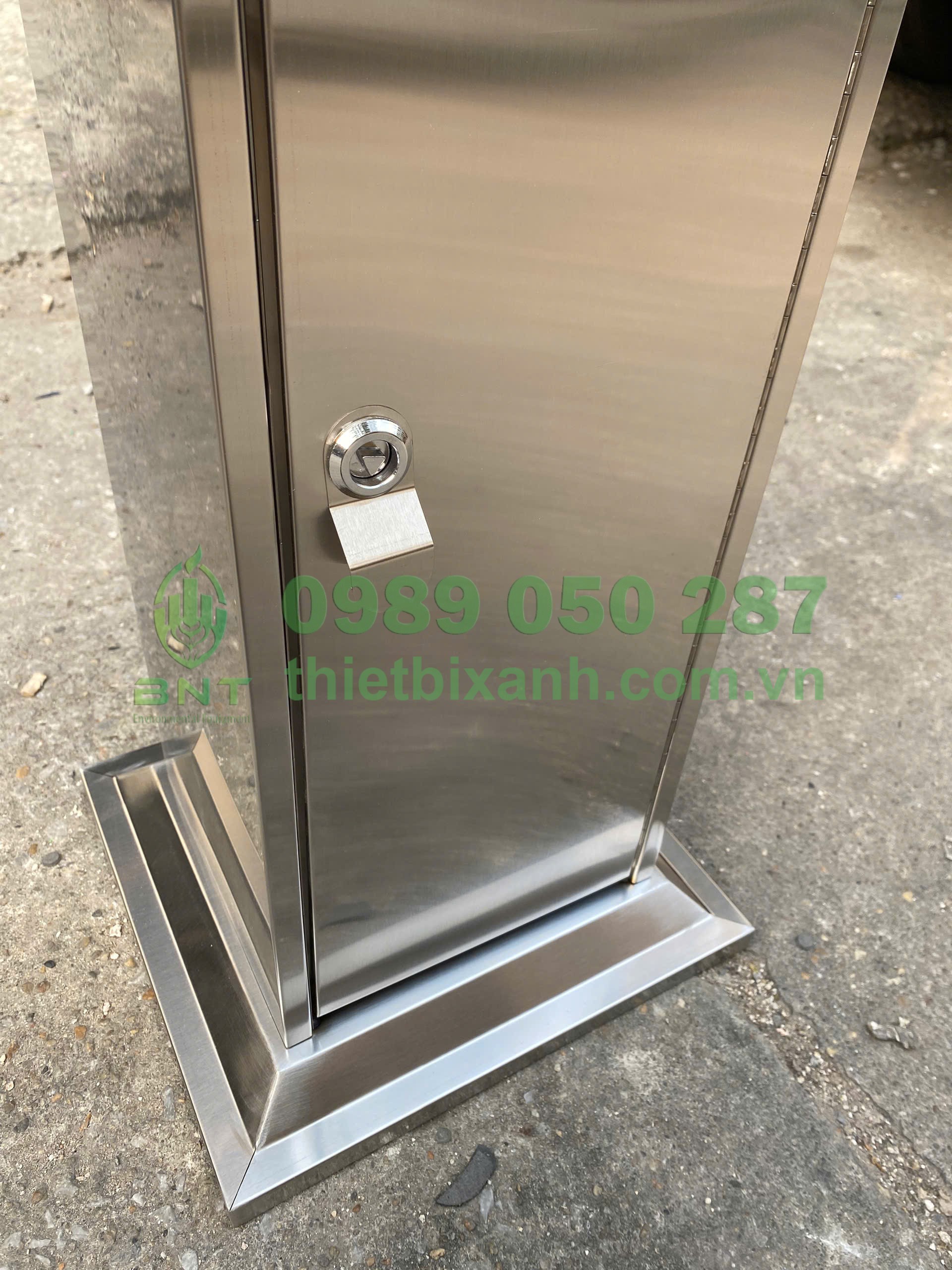 Chân đế thiết kế to, chắc chắn giúp trụ đứng vững ở các không gian công cộng đông người