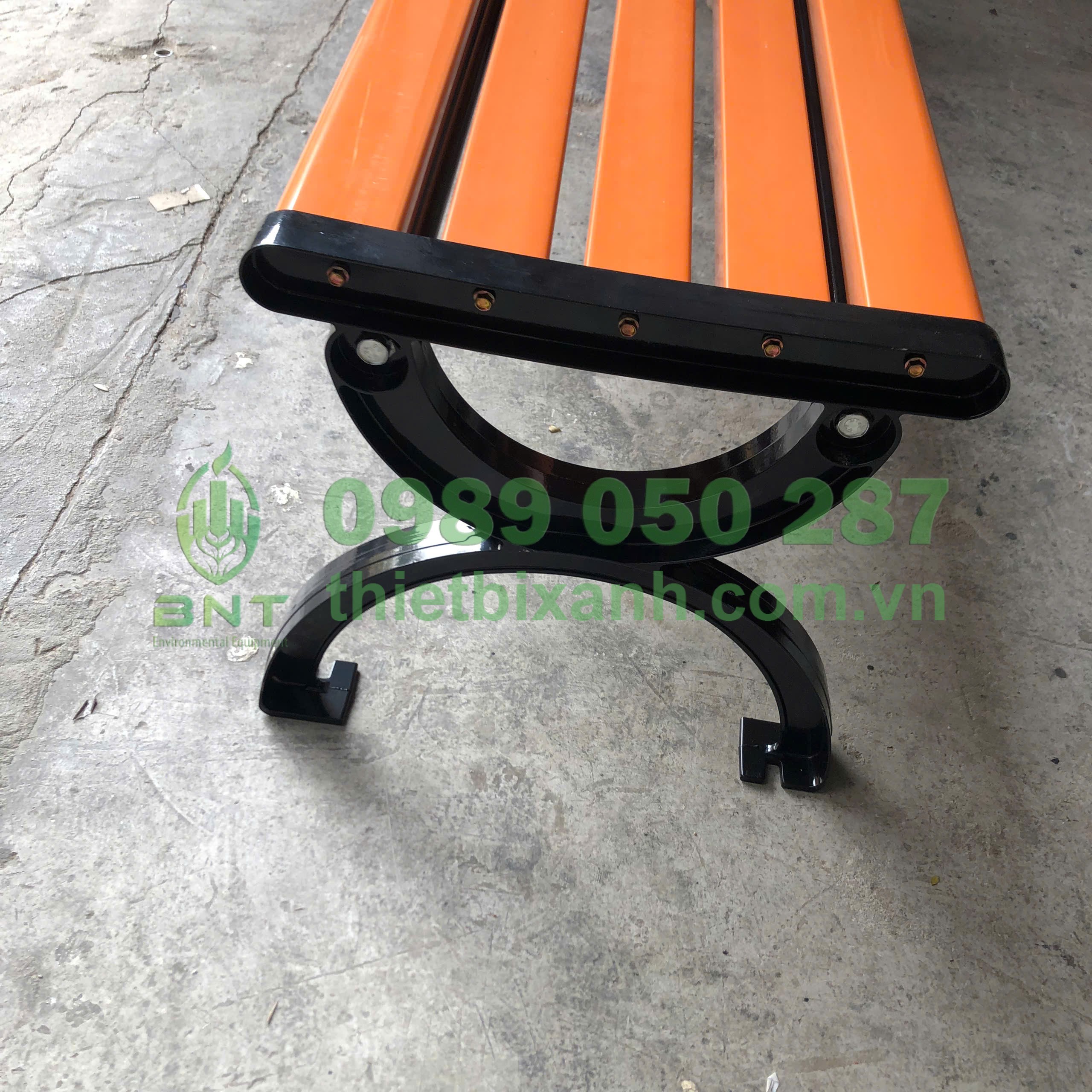 Chân ghế hình chữ U, có thể cố định xuống mặt sàn bằng ốc vít tăng thêm độ chắc chắn